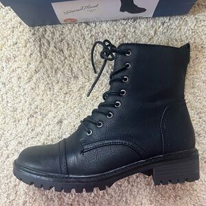 Universal Thread Black Lace-Up Lug Sole Combat Boots for Women
